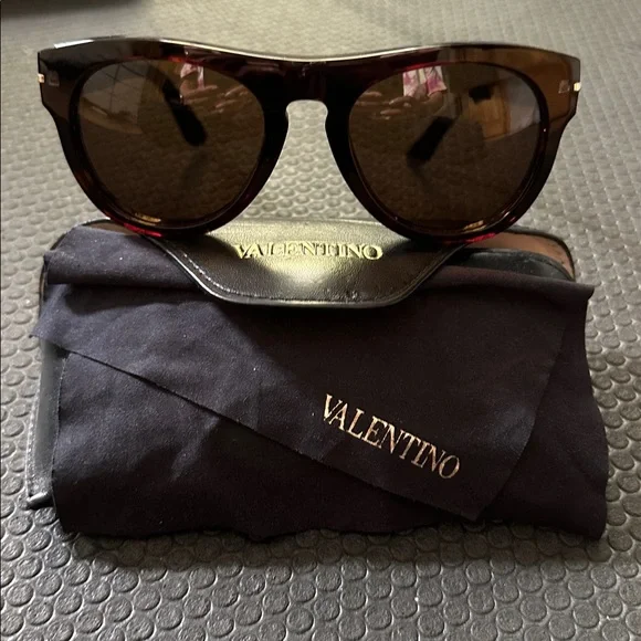 Valentino Tortoise Shell Sunglasses w/Case - Picture 7 of 7